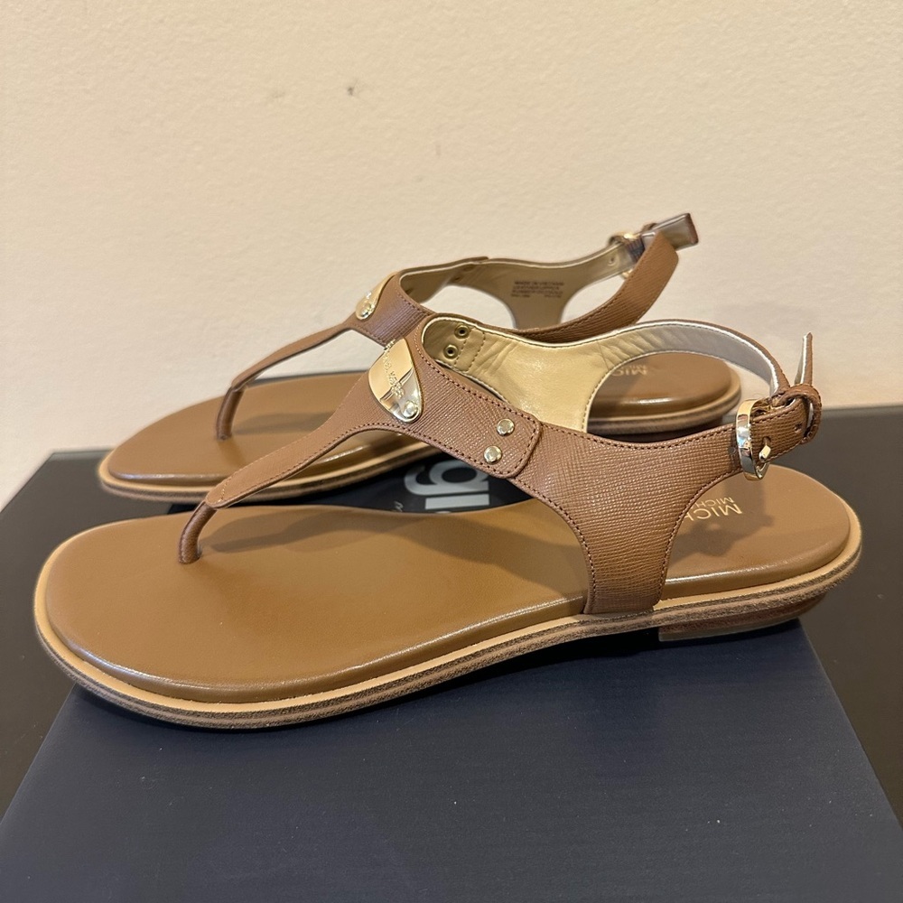 Michael Kors Brown Leather Sandals with Thong Design - Picture 3 of 7